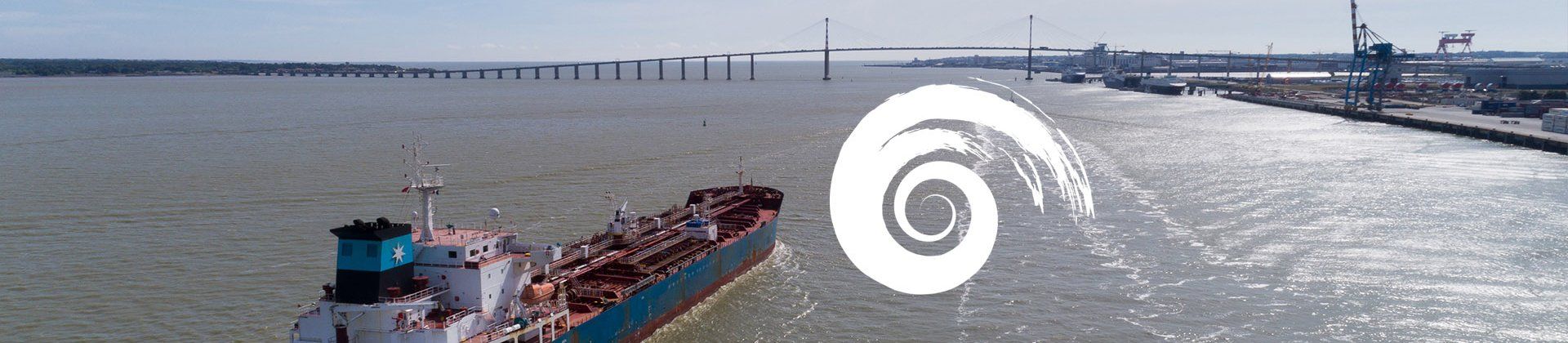 Bateau de marchandises navigant au pied du pont de Saint-Nazaire