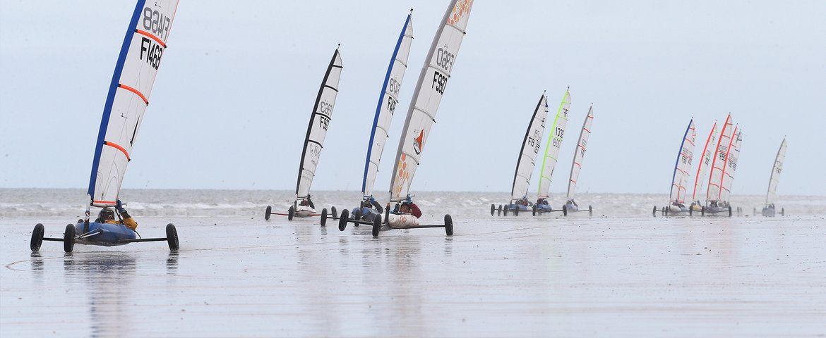 Plan large d'un groupe de char à voile sur la plage de St-Jean de Monts