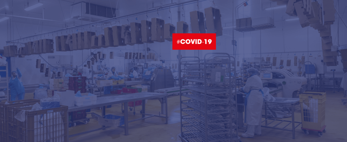 Vue intérieure d'une entreprise de transformation de viande + texte : COVID-19