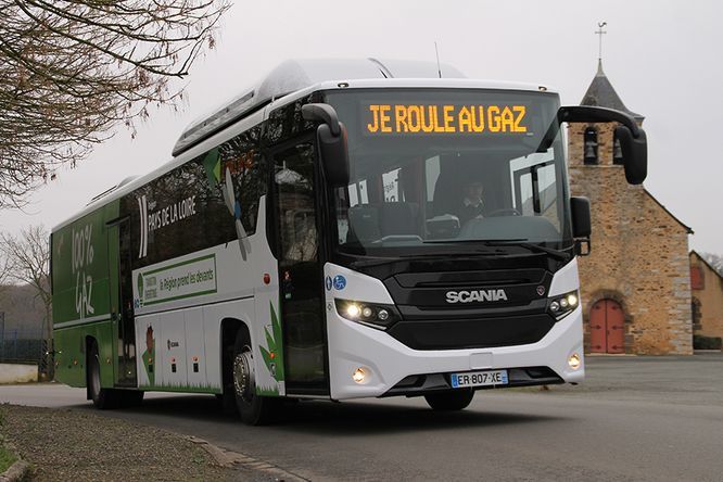 car des Pays de la Loire  qui roule gaz naturel dans un village