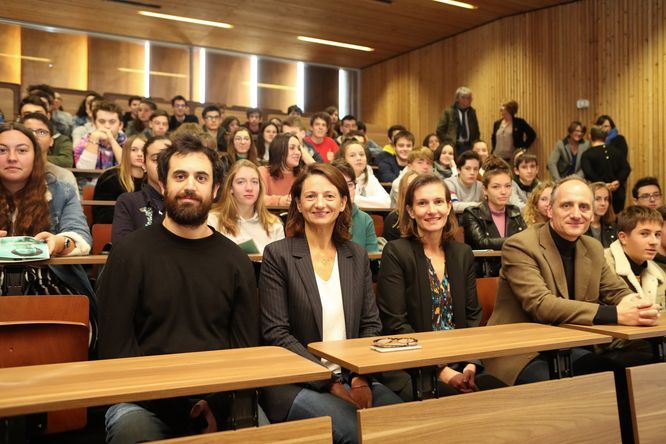 Dans un amphi, des lycéens, l'auteur sélectionné Olivier Liron, Isabelle Leroy et Barbara Noury