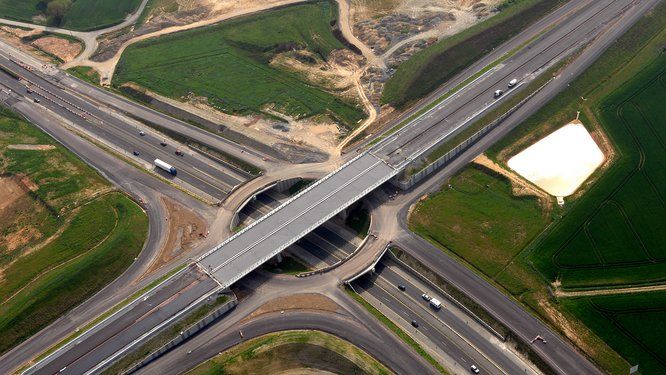 Vue aérienne de plusieurs routes qui se croisent