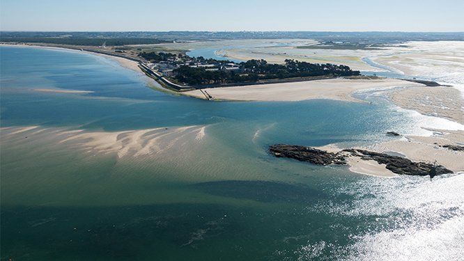 Vue aérienne en drone du littoral au Croisic 