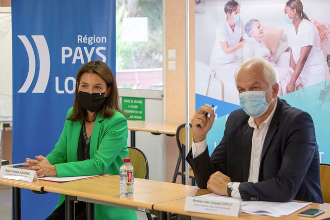 Christelle Morançais et Jean-Jacques Coiplet, directeur général de l’Agence régionale de santé des Pays de la Loire (ARS) lors de la conférence de presse de l'ARS.