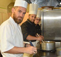 3 cuisiniers aux fourneaux