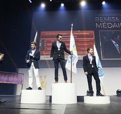 cérémonie de remise des médailles avec les 3 premiers sur le podium