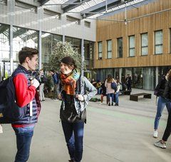 2 lycéens discutent dans le hall