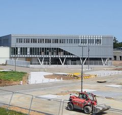 Vue du chantier avec une pelleteuse devant le Lycée de Nort-sur-erdre 